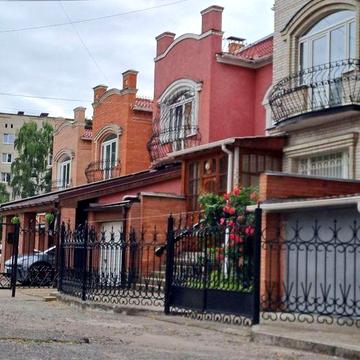 Таун-хауз з землею і окремим двором в центрі міста Суми