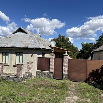 Будиночок біля річки