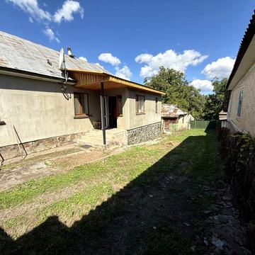 Будиночок біля річки