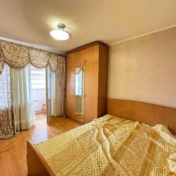 Ушакова 4, роздільна 2к, є укриття, газ, низький поверх, метро 15хв