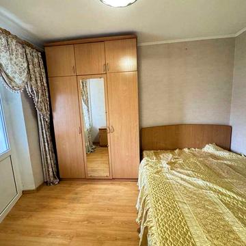 Ушакова 4, роздільна 2к, є укриття, газ, низький поверх, метро 15хв