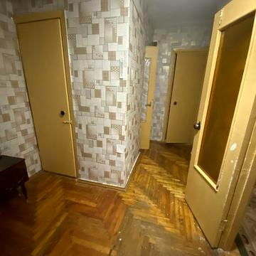 Квартира з квадратним холлом, балкон