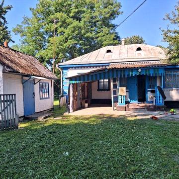 Продається будинок з великим подвір’ям