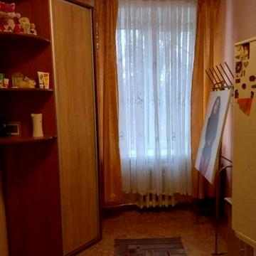 Продам 1 комнатную гостинку,ул.Библика 13,метро Масельского 10 минут.