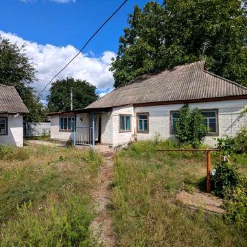 Будинок в Хацьках з великим гаражем-майстернею, є світло, газ та вода