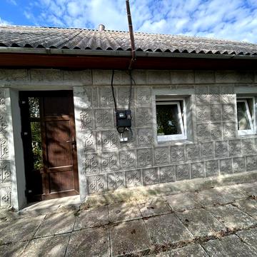 Продаю будинок, на подвірʼї є курятник, огорожа, погріб