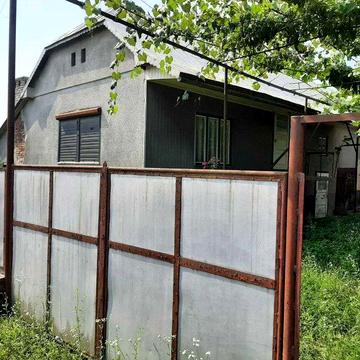 Простора садиба на Закарпатті біля річки та лісу,2 хати для двох сімей