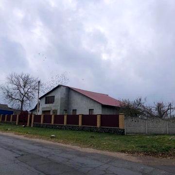 продам будинок з усім необхідним для проживання можливо під сертифікат