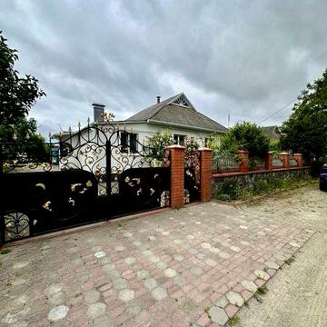 Продам доглянутий буд у м. Гнівнь. Все залишається 23 км від Вінниці.