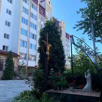 Продаж трикімнатної квартири неподалік парку та озера