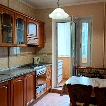 Сдам в аренду трехкомнатную квартиру на "Таирова" п-т.Я.Мудрого.