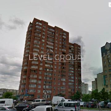 Анни Ахматової вул., 3