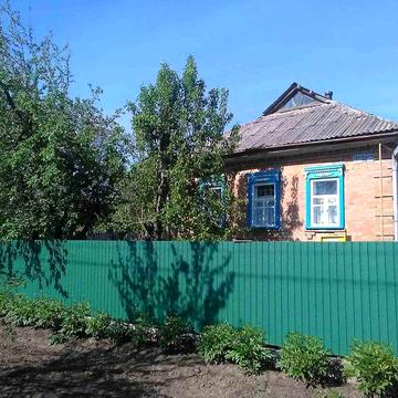 Продаётся уютный дом, проведен газ и скважина во дворе.