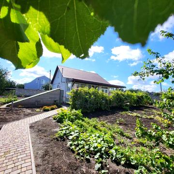 Продам затишний будинок з меблями та технікою.