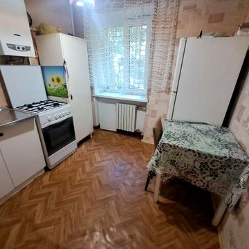 Продам Пр.Шевченко/ Шампанский пер 2х комнатную квартиру