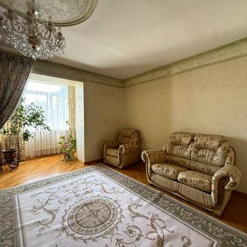 Простора 4-х кім квартира , центр.