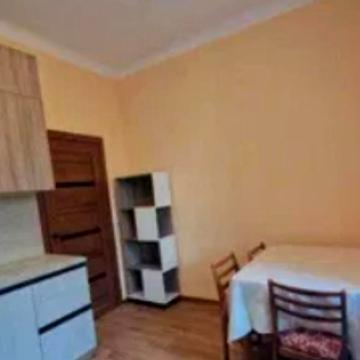Будівельників вул., 35