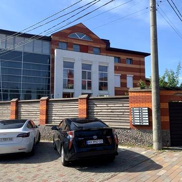 Продаю трикімнатну квартиру в елітному будинку на Царському селі!