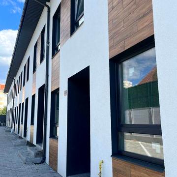 Квартира з власним двориком та паркомісцем
