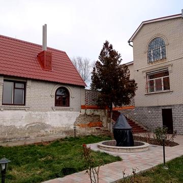 Продаж будинку  та гостьового будинку.