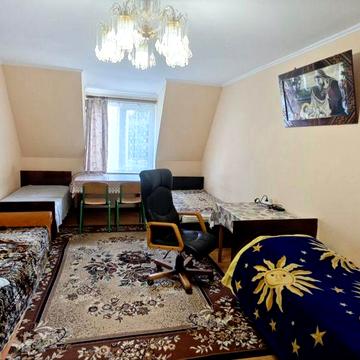 Здається кімната для студентів .