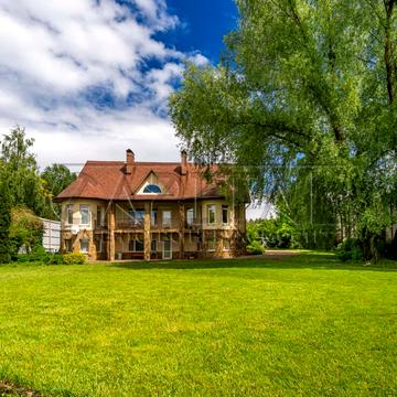 Центральна, 3