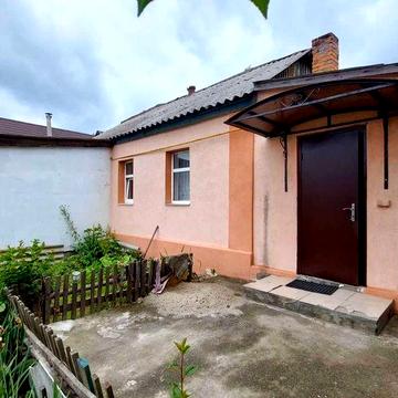 Продаж частини будинку в центрі села біля зупинки. 8 соток. Газ.
