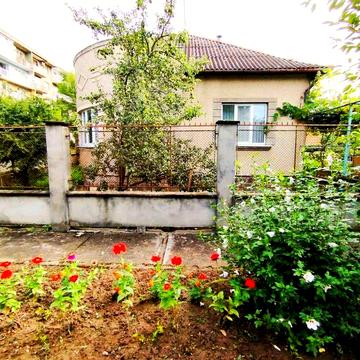 Продається будинок в р-ні площі Лаборца