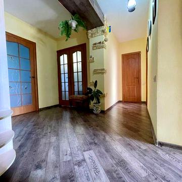 Продається 3-кімнатна квартира в центрі поруч з термальними басейнами
