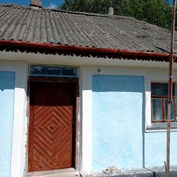 Продам будинок  та 23 сотки землі  в с.Довжок