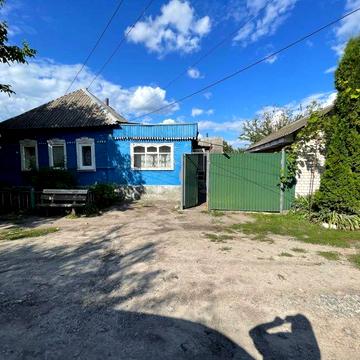 Продається будинок. 2 гаража, баня, город, сарай. вул. Нова 25.
