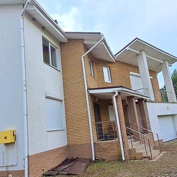 Стильний будинок біля лісу