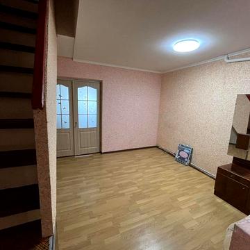 Продам двоповерхову квартиру
