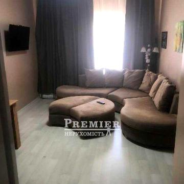 Продам квартиру на Бочарова з ремонтом.