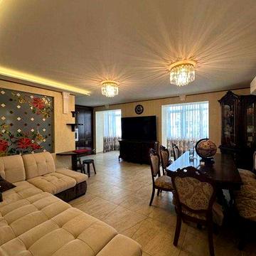 Здам в оренду 3к квартиру по вул Мельника 10 в центрі. Зручний поверх