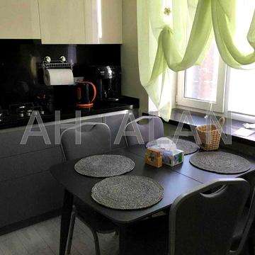 Оренда двокімнатної квартири на вулиці Олени Теліги, Сталінка