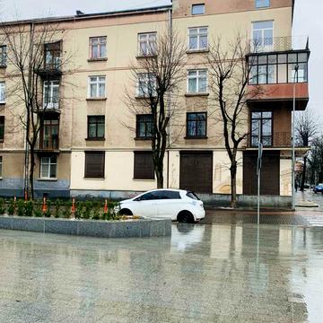Андрія Мельника вул. (), 4