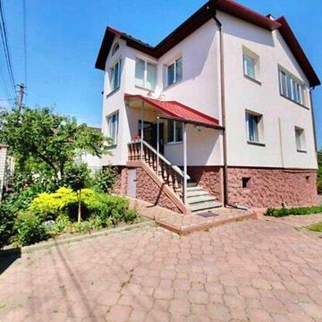 Продаж великого доглянутого будинку