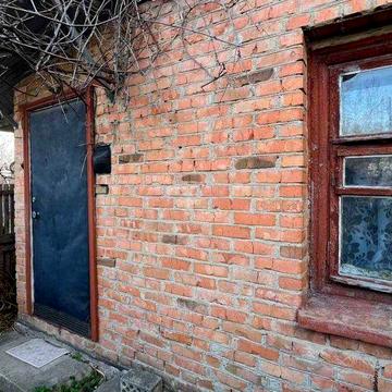 Продаж фасадного будинку з ділянкою