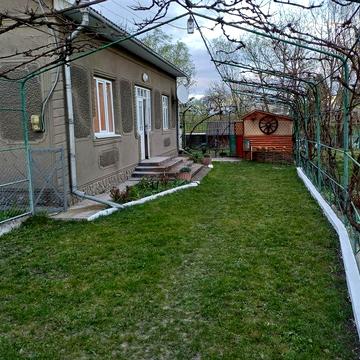 Продається будинок в м. Новоселиця, район  лазні, поблизу парку.