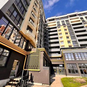 Новобудова розташована поруч з численними соціальними обєктами