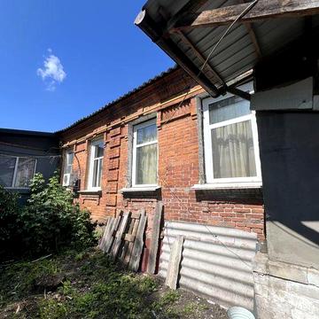 Продається частина будинку в самому центрі міста. Під ремонт.