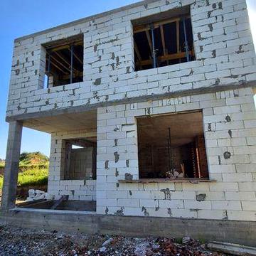 Будинок сонячними панелями та ремонтом