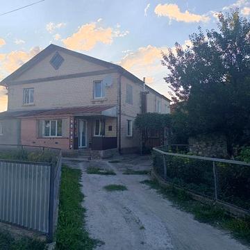 Продається 2-ох поверхова квартира з господарськими будівлями