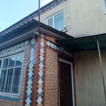 Продається 2-ох поверхова квартира з господарськими будівлями