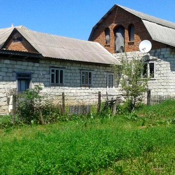 Два будинки та господарство, земля приватизована 0,50 га..