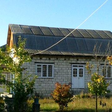 Два будинки та господарство, земля приватизована 0,50 га..