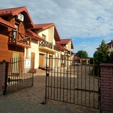Котедж 3 кімнати, власне подвірям, закрита територія