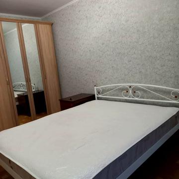 Оболонська пл. (Дружби Народів СРСР), 1