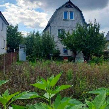 Приватний будинок і земельна ділянка з альтанкою, поруч ріка і ліс